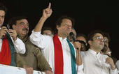 Pak HC orders release of protesters; Imran, Qadri mount pressure on Sharif...