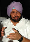 Shoes hurled at Captain Amarinder Singh in California