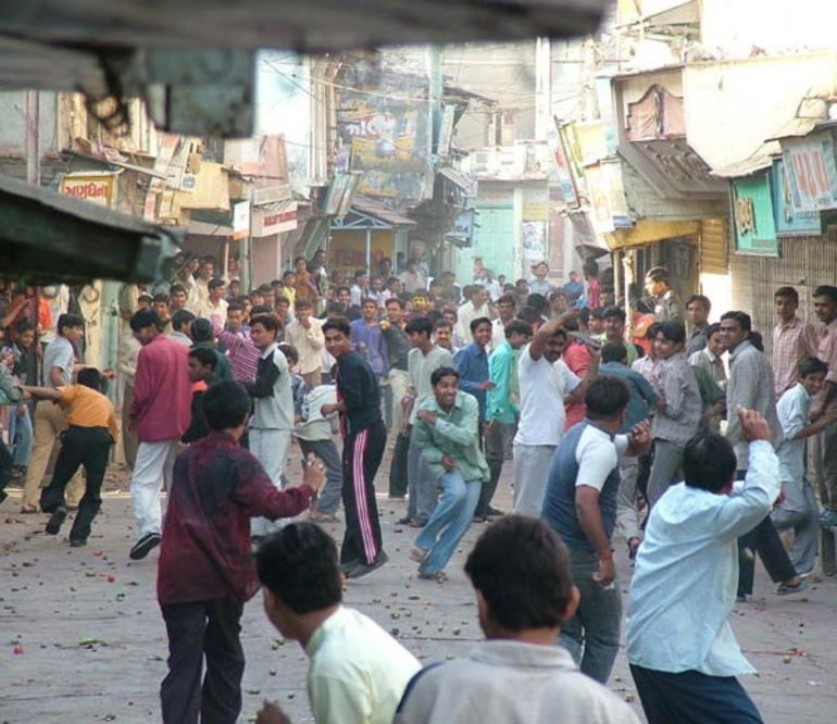  વિસનગરમાં ધૂળેટી પર્વે ખેલાયું ખાસડા યુદ્ધ 