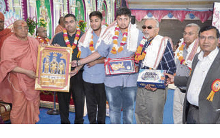 ભૂજ સ્વામી. મંદિર દ્વારા નરના