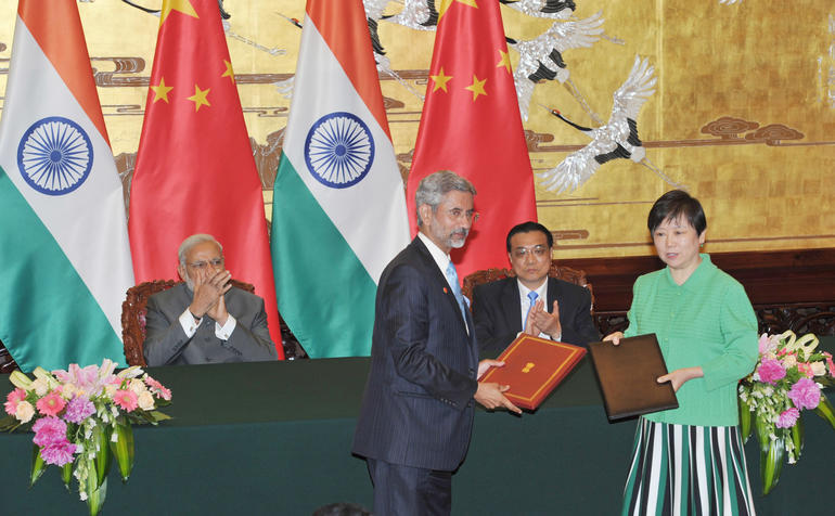 Modi with Li Keqiang signing of agreement