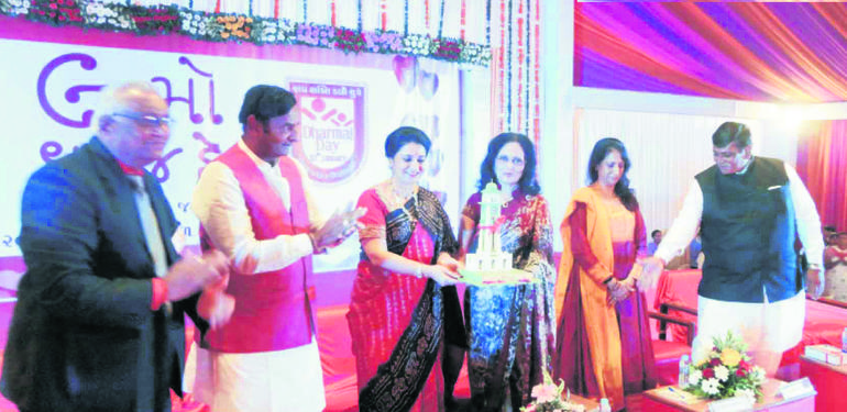 લંડનના મીનાબહેન પટેલ ‘ધર્મજ રત્ન’ લંડનના મીનાબહેન પટેલ ‘ધર્મજ રત્ન’