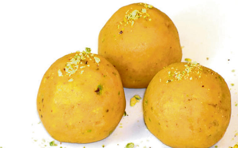 બેસન કે લડ્ડુ...