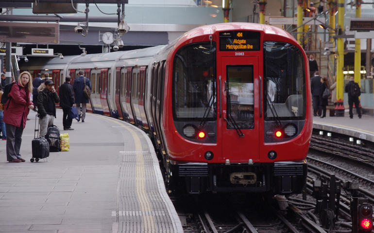 ૨૪ કલાક ટ્યૂબ ટ્રેનસેવા ખોરંભ ૨૪ કલાક ટ્યૂબ ટ્રેનસેવા ખોરંભ