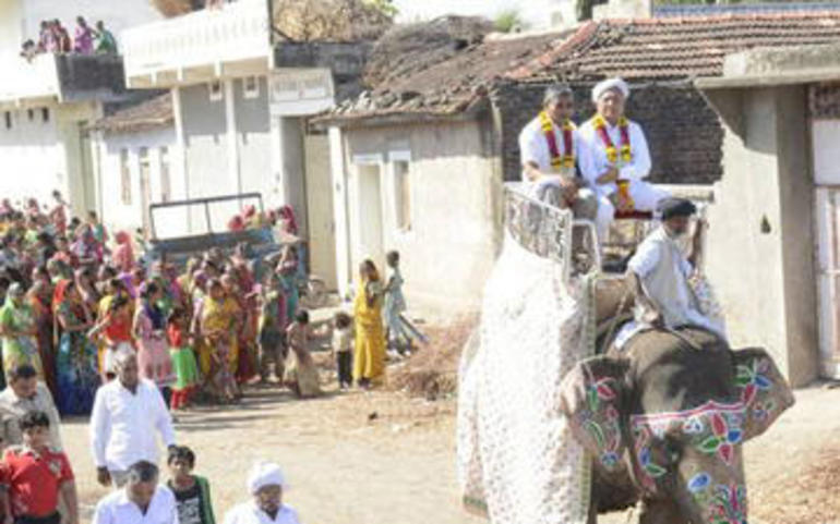 દાતાનું હાથી પર બેસાડી સન્માન... દાતાનું હાથી પર બેસાડી સન્માન...
