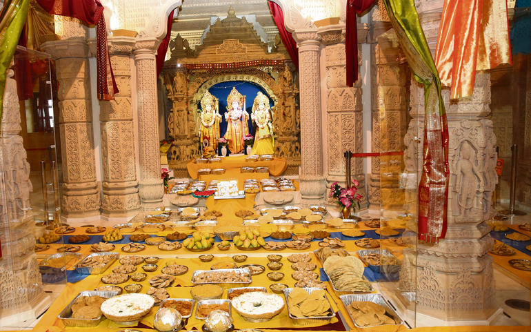 પ્રવચન આપતા પૂ. દ્વારકેશલાલજી- આસિત અને હેમા દેસાઈ સંગીતસંધ્યા - પૂ. રામબાપા અને પૂ. દ્વારકેશલાલજી - મીરા સલાટ અને પ્રીતિ વરસાણી આયોજિત આફ્રિકન મ્યુઝીક સાથે ગુજરાતી લોકગીતો/નૃત્યનો કાર્યક્રમ