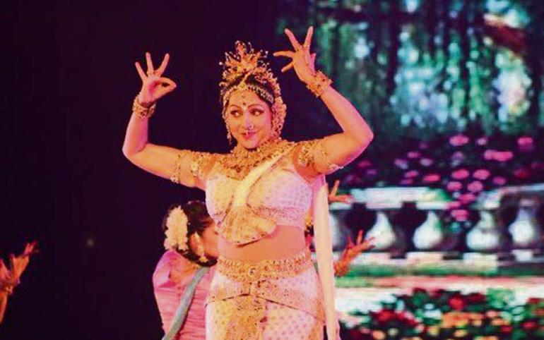 દ્રૌપદીના સ્વરૂપમાં હેમા માલિનીને જોવા ભીડઃ પોલીસનો લાઠીચાર્જ દ્રૌપદીના સ્વરૂપમાં હેમા માલિનીને જોવા ભીડઃ પોલીસનો લાઠીચાર્જ