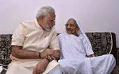 વડા પ્રધાન દીકરાએ માતા સાથે ભો...