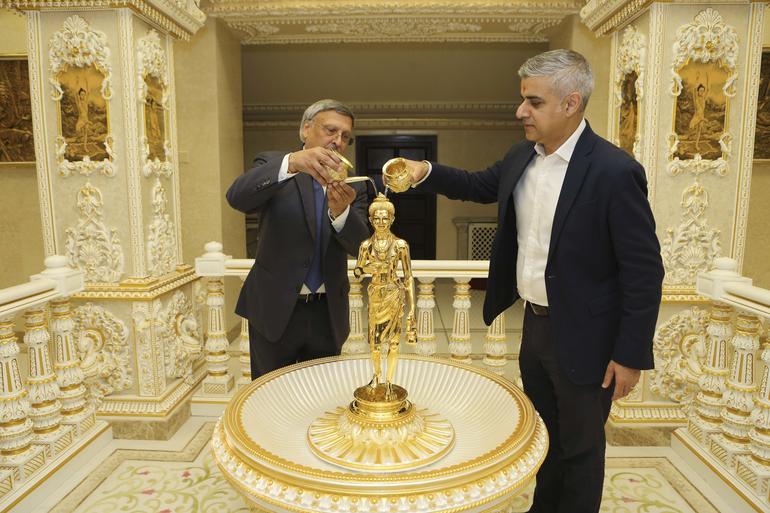 Sadiq Khan- abhishek with trustee Vinubhai Bhattessa