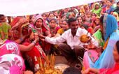 નણંદ વરરાજા બનીને ભાભી સાથે ફે...