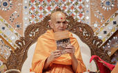 મહંત સ્વામીના હસ્તે સ્વામીના