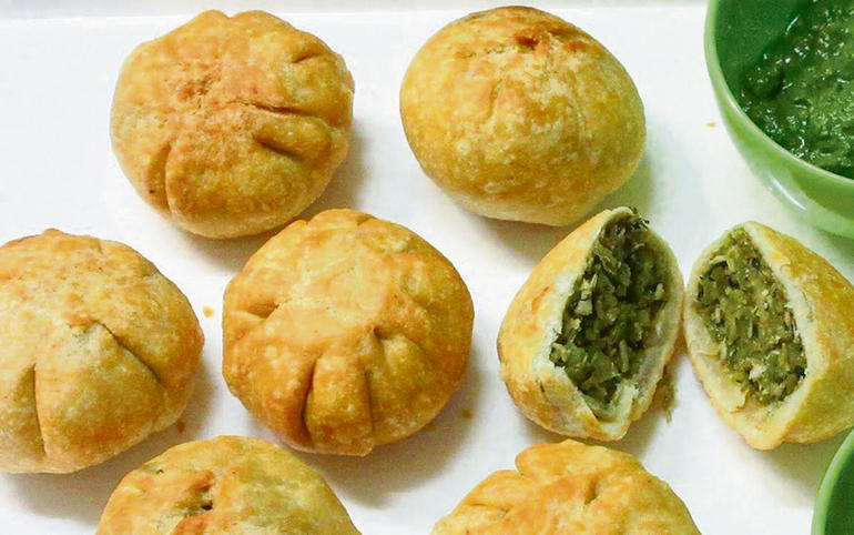 લીલા વટાણાની કચોરી... લીલા વટાણાની કચોરી...