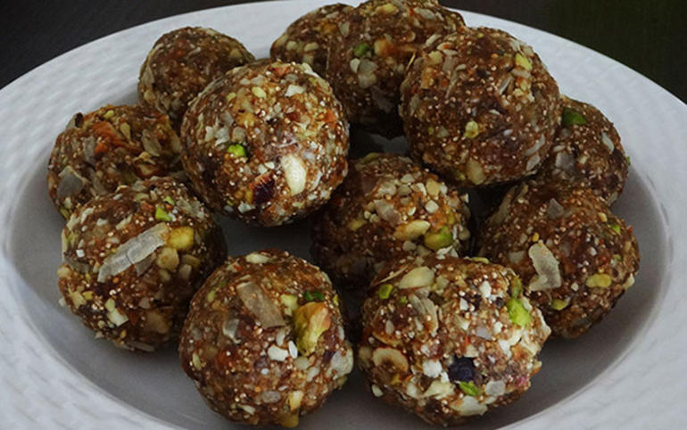 ડ્રાયફૂટ લડ્ડુ... ડ્રાયફૂટ લડ્ડુ...