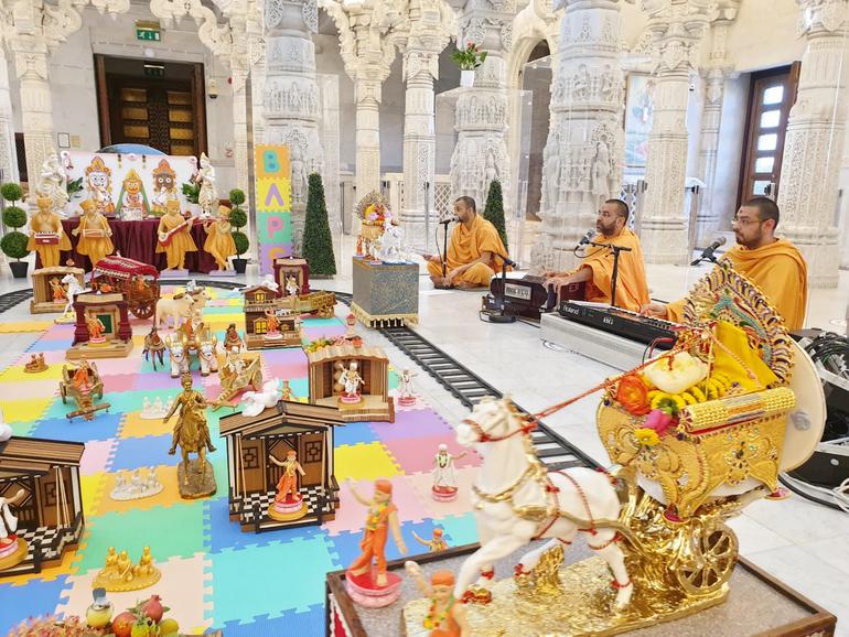 નીસડન સ્વામીનારાયણ મંદિરમાં નીસડન સ્વામીનારાયણ મંદિરમાં