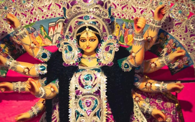લક્ષ્મીજીની આંગળી પકડીને આદ્ લક્ષ્મીજીની આંગળી પકડીને આદ્