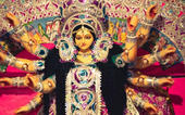 લક્ષ્મીજીની આંગળી પકડીને આદ્