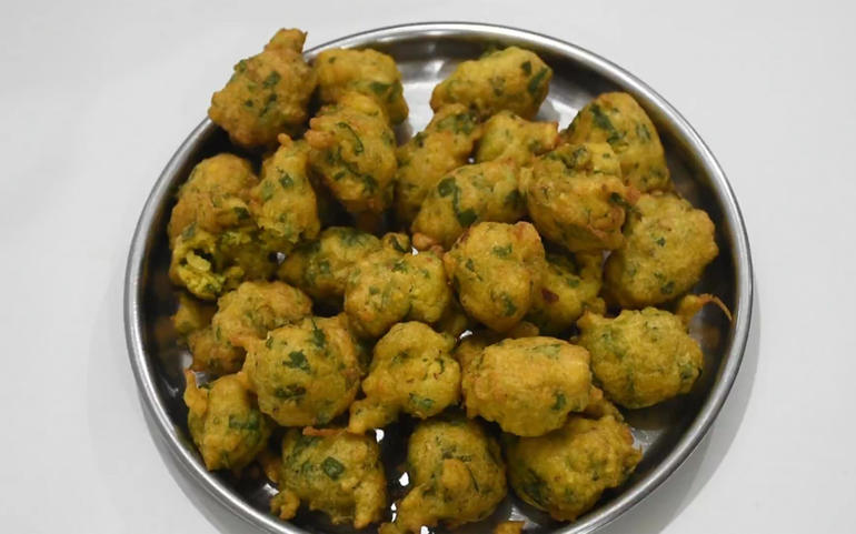 લીલી મકાઇનાં ભજિયાં... લીલી મકાઇનાં ભજિયાં...