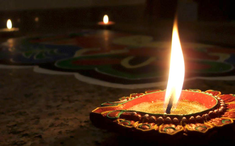 અમને અંધકારથી પ્રકાશ તરફ લઈ જજ... અમને અંધકારથી પ્રકાશ તરફ લઈ જજ...