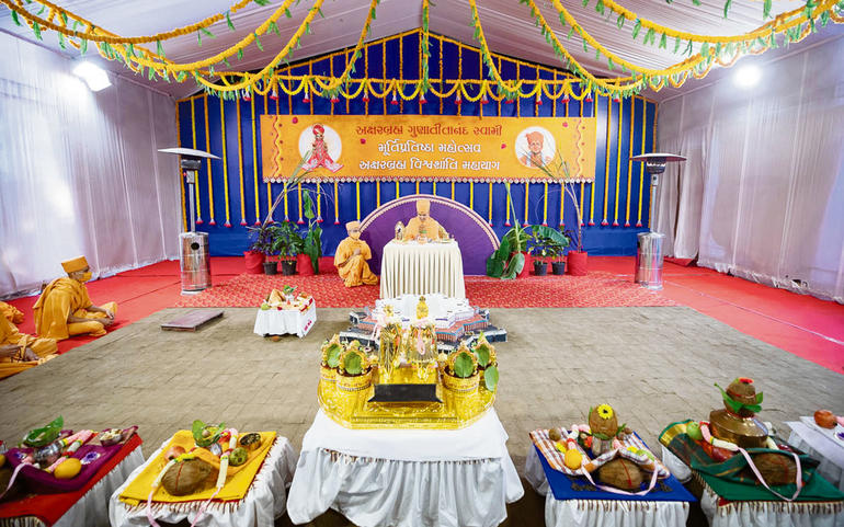 પૂ. મહંત સ્વામીએ શરદપૂનમે નેનપ... પૂ. મહંત સ્વામીએ શરદપૂનમે નેનપ...