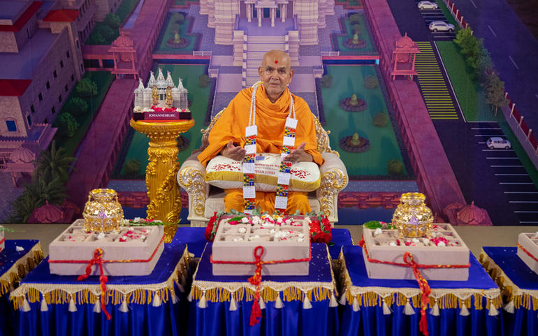 પૂ. મહંત સ્વામીના હસ્તે જોહાનિ... પૂ. મહંત સ્વામીના હસ્તે જોહાનિ...