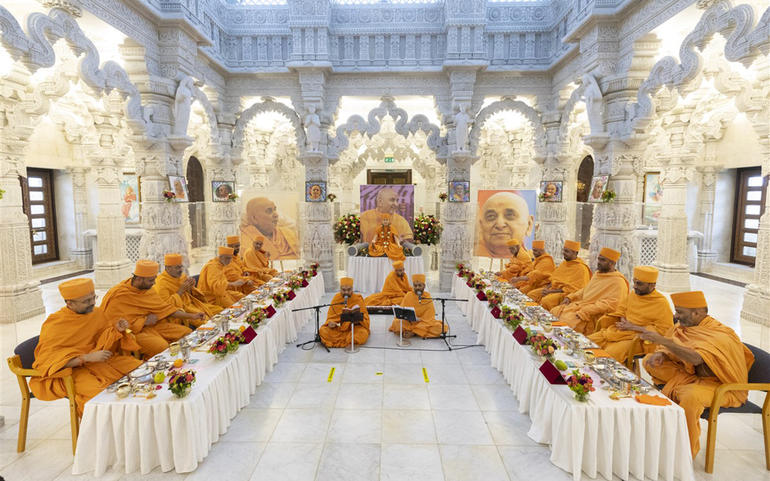 BAPS શ્રી સ્વામીનારાયણ મંદિર દ્વ... BAPS શ્રી સ્વામીનારાયણ મંદિર દ્વ...
