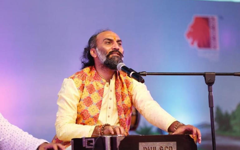 થેમ્સના કાંઠે હું મા ગંગાની આર... થેમ્સના કાંઠે હું મા ગંગાની આર...