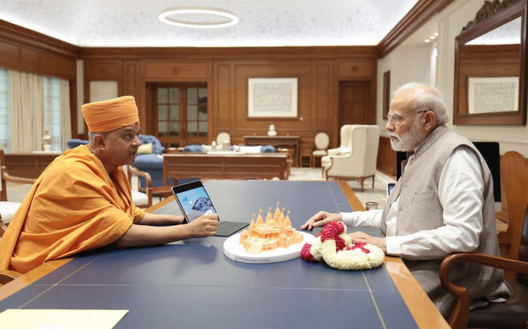 પ.પૂ. મહંત સ્વામીએ વડાપ્રધાન મ