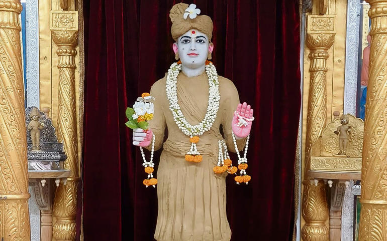 કુમકુમ મંદિરે ભગવાનને ચંદનના કુમકુમ મંદિરે ભગવાનને ચંદનના