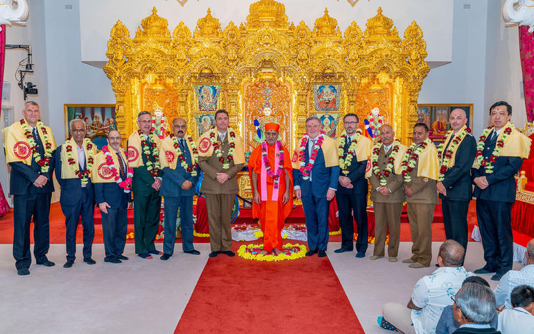 શ્રી સ્વામીનારાયણ મંદિર કિંગ્સબરીમાં સર્વિસીસના સન્માનથી રક્ષાબંધનની ઉજવણી શ્રી સ્વામીનારાયણ મંદિર કિંગ્સબરીમાં સર્વિસીસના સન્માનથી રક્ષાબંધનની ઉજવણી