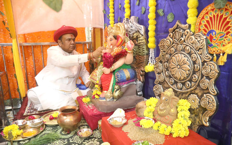 વડતાલ મંદિરે ગણેશ પૂજન અને સ્થ... વડતાલ મંદિરે ગણેશ પૂજન અને સ્થ...