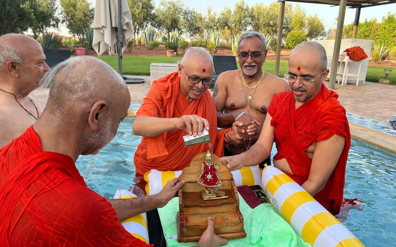 કુમકુમ મંદિરના સંતોનું ધર્મ પ કુમકુમ મંદિરના સંતોનું ધર્મ પ