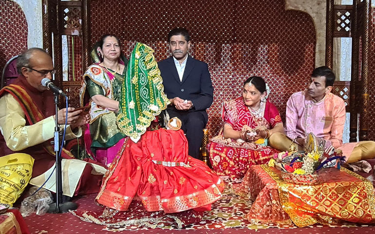 પ્રેસ્ટન મંદિરના આંગણે હરખભે પ્રેસ્ટન મંદિરના આંગણે હરખભે