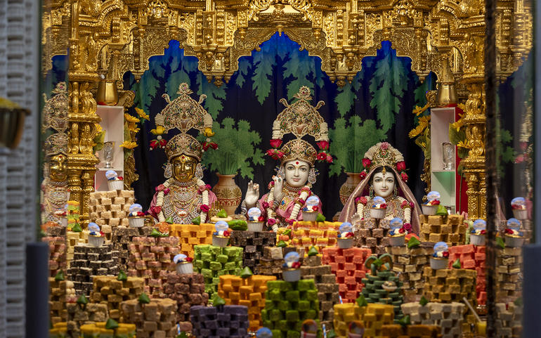 નીસડન ટેમ્પલમાં દિવાળી ઊજવણીમાં હજારો ભક્તો ઉમટ્યા નીસડન ટેમ્પલમાં દિવાળી ઊજવણીમાં હજારો ભક્તો ઉમટ્યા