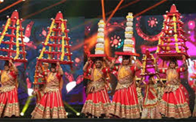 નવલાં નોરતાંમાં ઘૂમતો ગરબો... નવલાં નોરતાંમાં ઘૂમતો ગરબો...