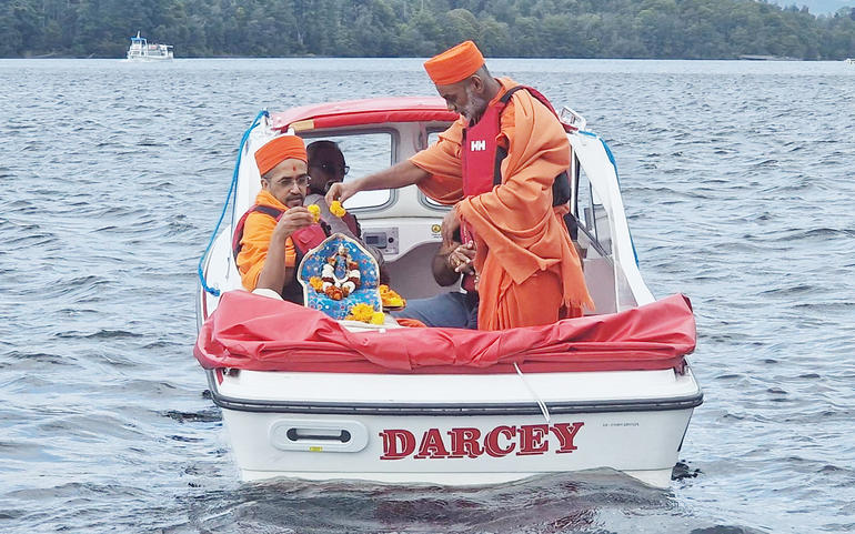 કુમકુમ મંદિરના સંતો દ્વારા લે કુમકુમ મંદિરના સંતો દ્વારા લે