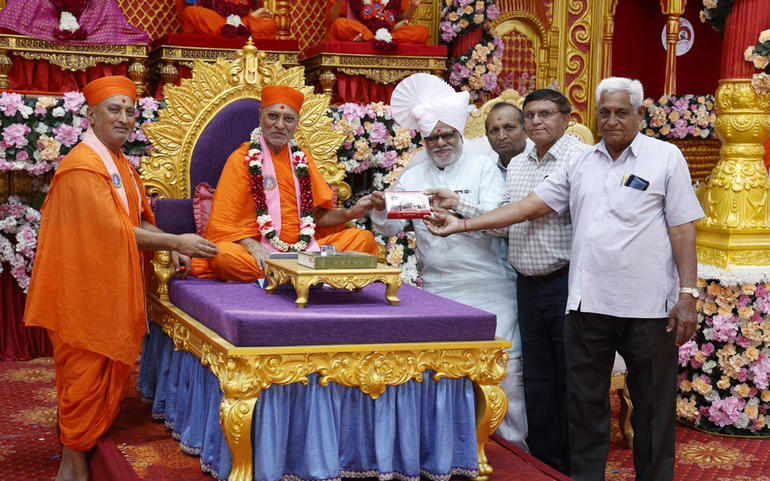 કડી સ્વામિનારાયણ મંદિરે ઘનશ્ કડી સ્વામિનારાયણ મંદિરે ઘનશ્