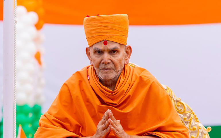આણંદના અક્ષર ફાર્મમાં મહંતસ્ આણંદના અક્ષર ફાર્મમાં મહંતસ્