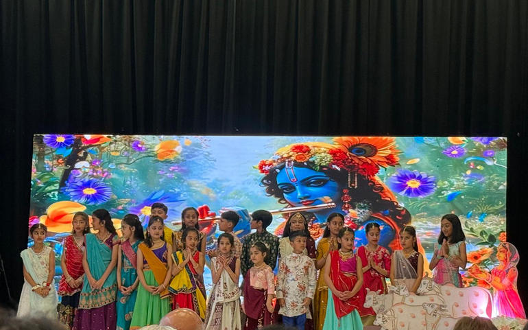 સંસ્કૃતિ, શ્રદ્ધા અને ઓળખના મૂળિયાં વતન તરફ ખેંચે છે સંસ્કૃતિ, શ્રદ્ધા અને ઓળખના મૂળિયાં વતન તરફ ખેંચે છે
