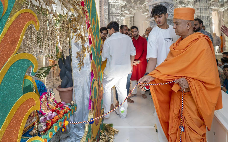 અબુ ધાબી BAPS હિન્દુ મંદિરમાં જન્માષ્ટમીની ઊજવણીમાં 15,000થી વધુ શ્રદ્ધાળુ ઉમટ્યા અબુ ધાબી BAPS હિન્દુ મંદિરમાં જન્માષ્ટમીની ઊજવણીમાં 15,000થી વધુ શ્રદ્ધાળુ ઉમટ્યા