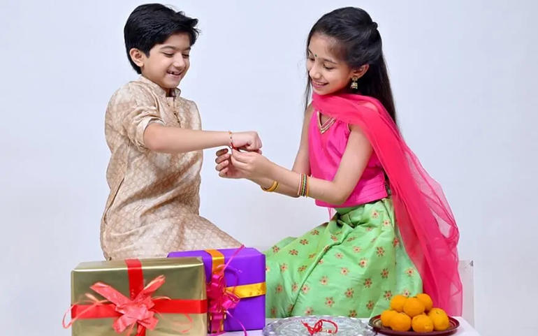 સંબંધની મીઠાશ, એક તાંતણે બાંધત... સંબંધની મીઠાશ, એક તાંતણે બાંધત...