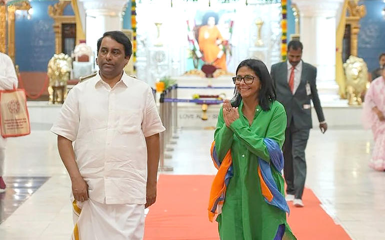 ડેલ્સી રોડ્રિગ્સ સાથે વડાપ્ર ડેલ્સી રોડ્રિગ્સ સાથે વડાપ્ર
