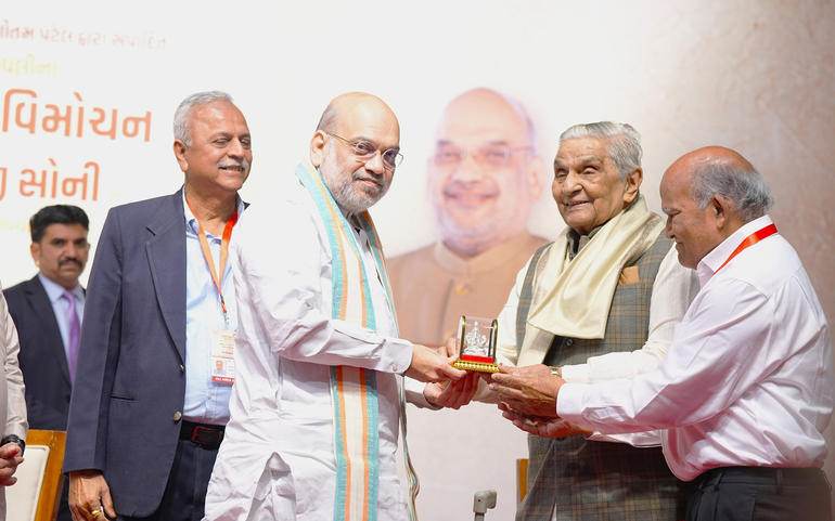 આદિ શંકરાચાર્યે અનેક શંકાઓને આદિ શંકરાચાર્યે અનેક શંકાઓને