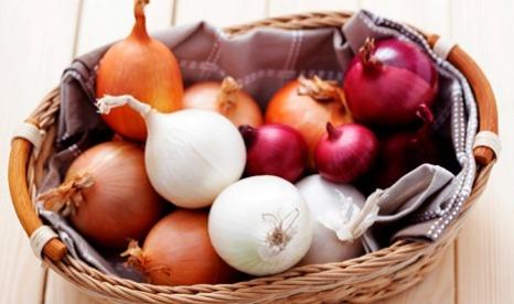 Basket mixed onions