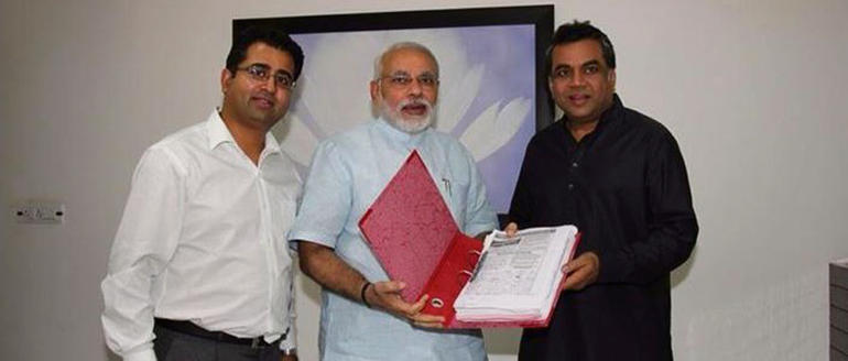 Manoj-Ladwa-with-Narendra-Modi-Paresh-Raval-704x300