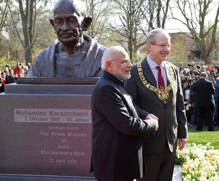 Modi unveiling the bust of Mahatma Gandhi, at Culemannstrasse, in Hannover