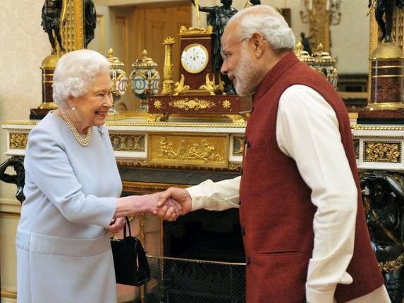 Queen_handshake_2619347g