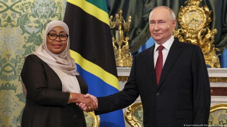 Tanzania's President Samia Suluhu Hassan with  Russian President Vladimir Putin