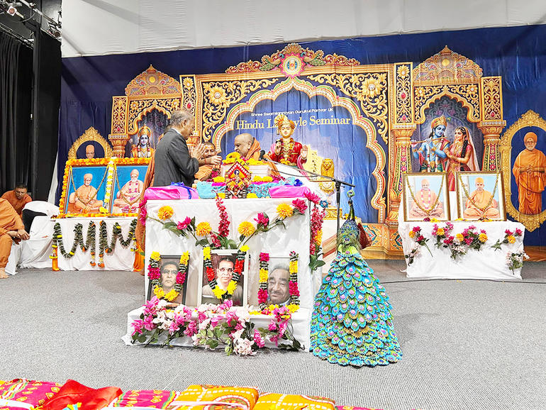 સ્ટેજ પર આશીર્વાદ મેળવી રહેલા ગુજરાત સમાચાર અને એશિયન વોઈસના પ્રકાશક અને તંત્રી સી.બી. પટેલ