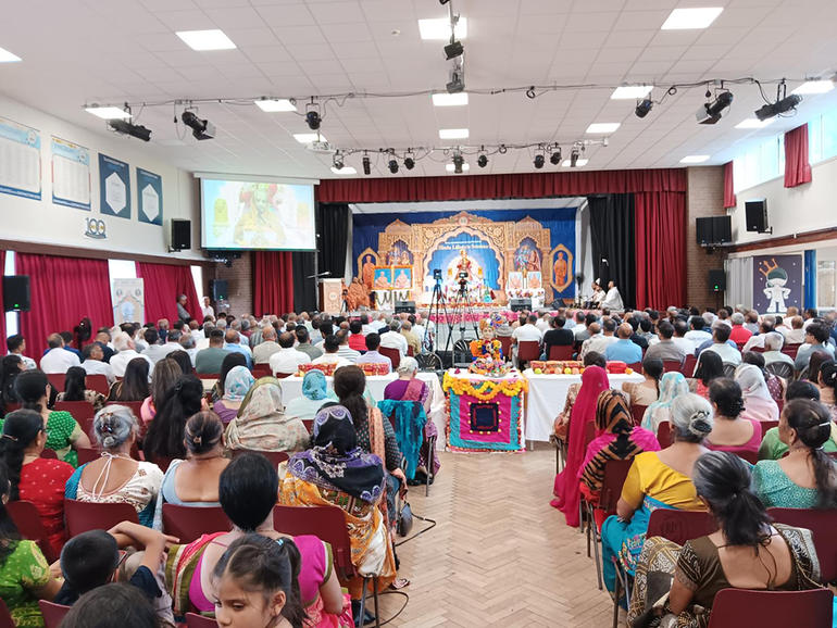 હિન્દુ લાઈફસ્ટાઈલ સેમિનારમાં ઉપસ્થિત પુરુષો, મહિલાઓ અને બાળકો